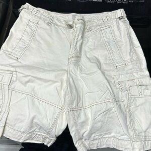 Tommy Bahama man’s cargo shorts size 34